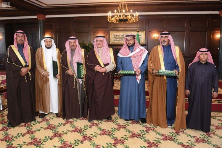 أمير تبوك يسلم ذوي شهداء محمية الخنفة وسام الملك عبدالعزيز من الدرجة الأولى