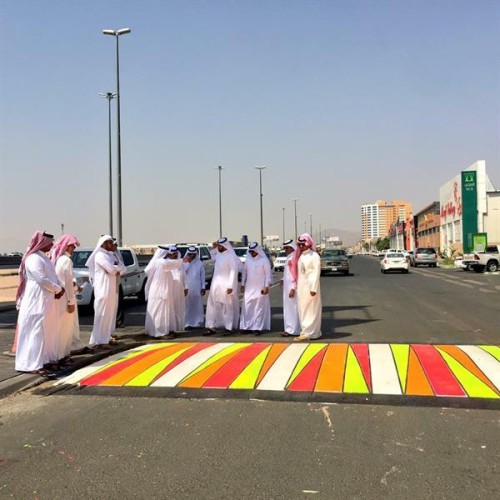 شاهد.. مطبات بألوان فوسفورية في شوارع نجران