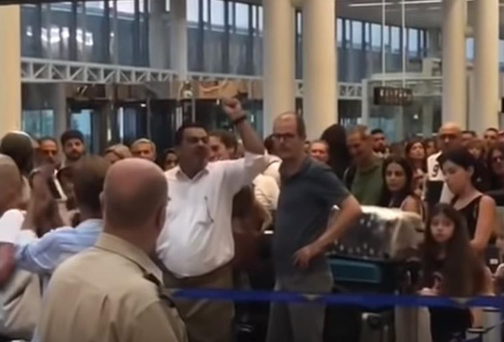 بالفيديو.. مسافر غاضب بمطار بيروت: “والله.. لازم يحكمكم محمد بن سلمان ليقطع فسادكم”