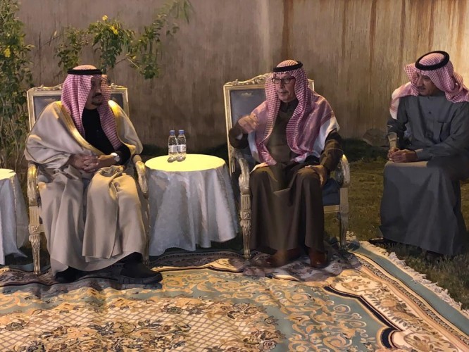 أمير منطقة الرياض يقدم واجب العزاء لأسرة السديري