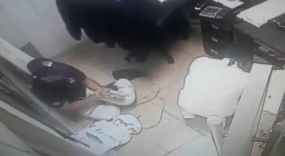 مقيم يدعي تعرض المطعم الذي يعمل فيه لسطو مسلح.. والتحريات تكشف اتفاقه المسبق مع الجاني