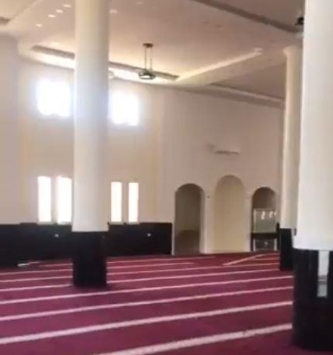 فيديو.. مواطن يبني مسجداً بحائل صدقة جارية عن زوجته المتوفاة قبل 5 سنوات