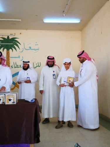 مجمع عمود التعليمي يكرم الطلاب المتفوقين