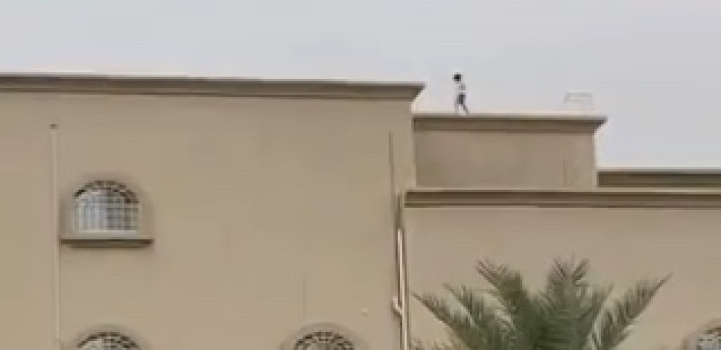 مشهد يحبس الأنفاس بـ”عنيزة”.. طفل يتجول على حافة سطح منزل