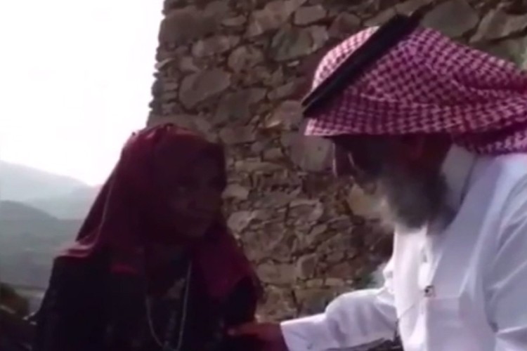 بالفيديو.. موقف إنساني من أمير عسير يجدد بسمة «مُسنّة الجبل»
