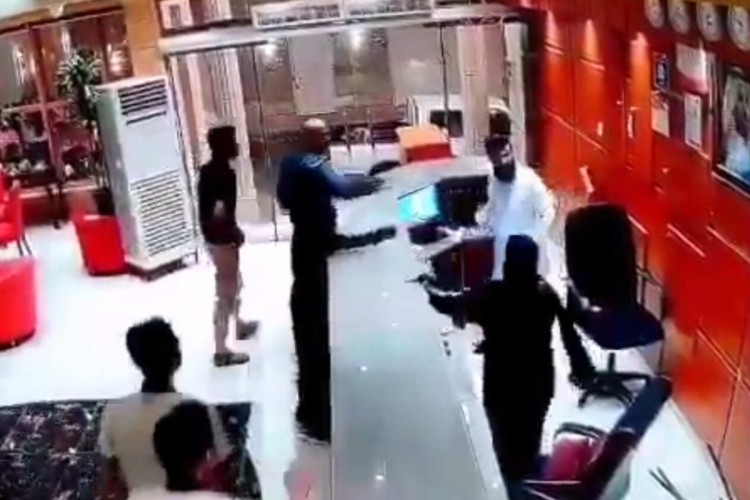 عراك عنيف بالأيدي بين موظفة استقبال بفندق وأحد العملاء.. والموظفة تكشف عن التفاصيل