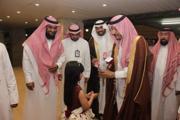 محافظ المجمعة يزور المرضى المنوَّمين في مستشفى الملك خالد بالمجمعة