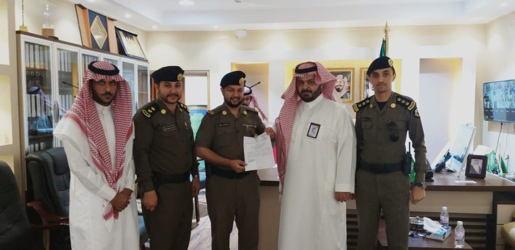 محافظ الداير يكرم مديرمرور الداير لجهوده في فترة رمضان والعيد