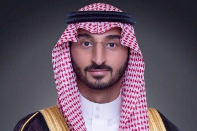 في أول أيام مباشرة مهام منصبه.. هذا ما فعله الأمير عبدالله بن بندر مع منسوبي “الحرس الوطني” (فيديو)