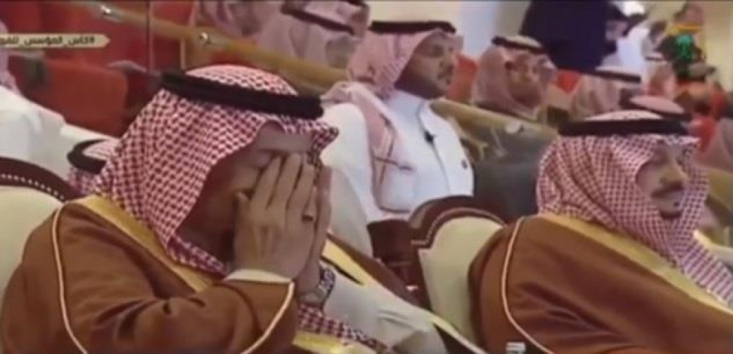 شاهد.. تأثر الملك سلمان خلال استذكار رحلة توحيد البلاد على يد والده المؤسس