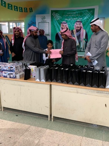 تكريم طلاب ابتدائية بدع ابن خلف ومدرسة ابي يعلى لتحفيظ القرآن الكريم في الفصل الدراسي الأول لعام١٤٤٠ هـ