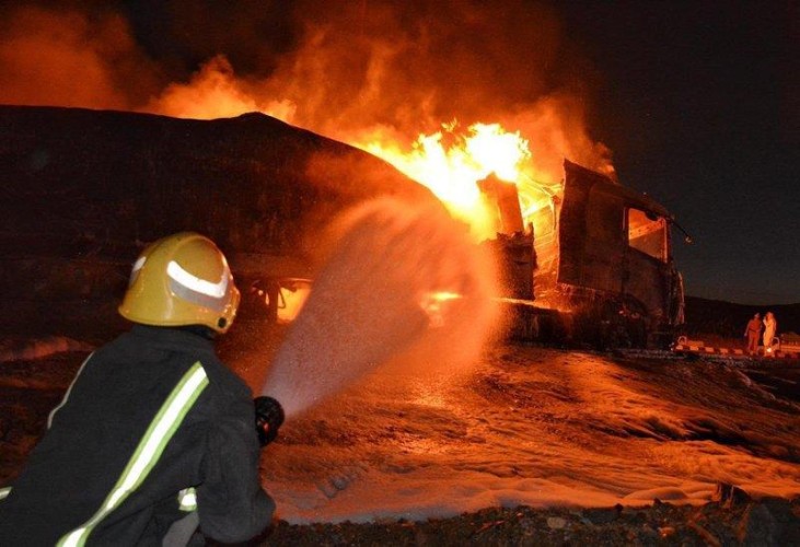 حـادث مروري بحائل يتسبب في حريق ضخم بشاحنتين إحداهما ناقلة وقود