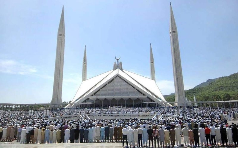 فيديو.. إمام الحرم المكي يؤم جموعاً غفيرة من المصلين في جامع الملك فيصل بباكستان