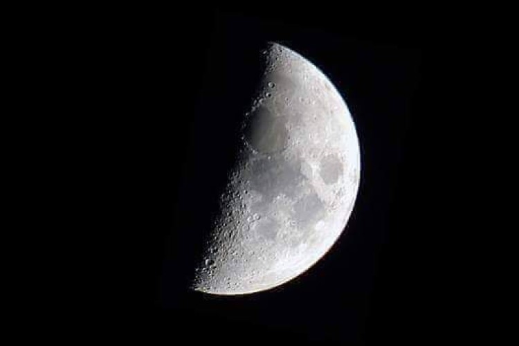 «التربيع الأول » يزين السماء … الليلة