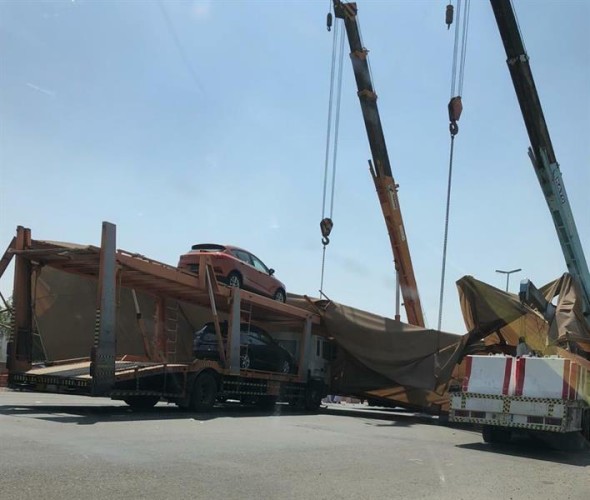 سقوط مظلة كبيرة على شاحنة محملة بالسيارات في نقطة تفتيش بمكة (صور)