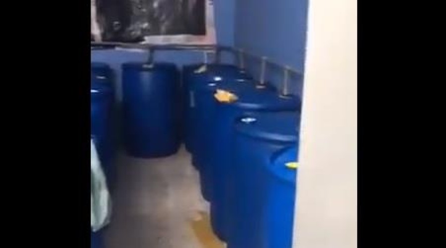 شاهد عملية ضبط وافد يدير مصنع خمور في فيلا بالرياض