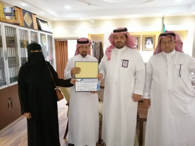 محافظ الداير ورئيس البلدية يكرمان فريق “كلمات وألوان”