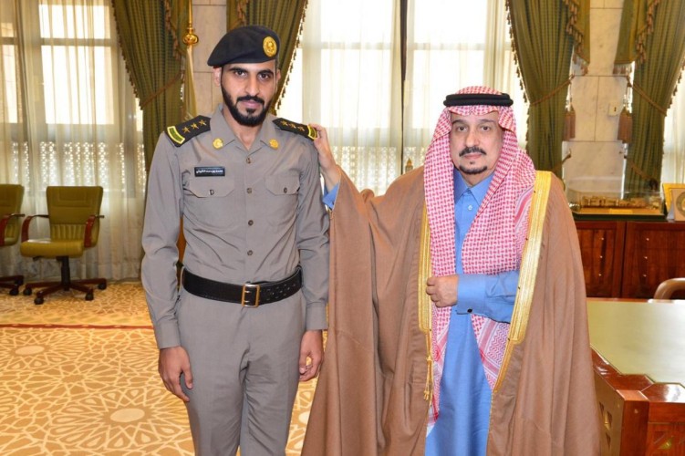 أمير الرياض يقلد الثبيتي رتبته الجديدة