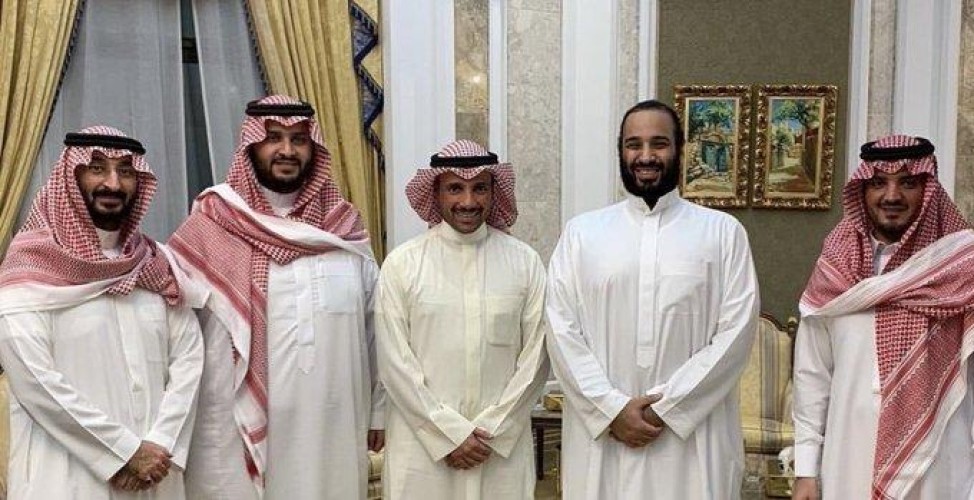 صورة عفوية لولي العهد مع رئيس مجلس الأمة الكويتي ووزيري الداخلية والحرس الوطني