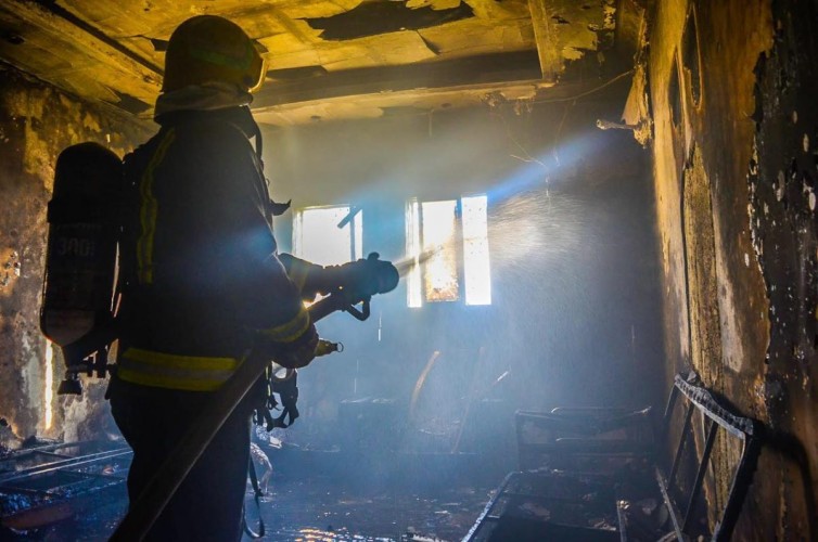 مدني تبوك ينجح بإخلاء عائلة عربية من حريق منزل