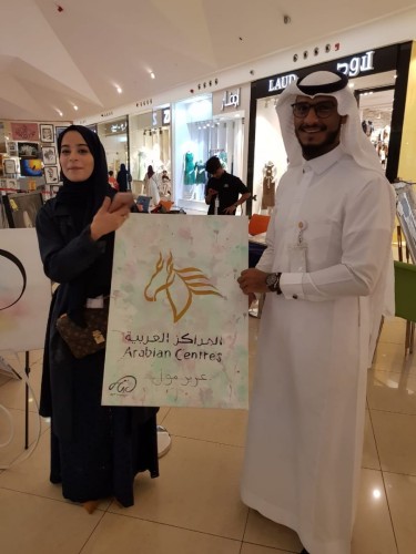 الفنانة التشكيلية رزان نصار تفتتح فعالية الفن التشكيلي بعزيز مول