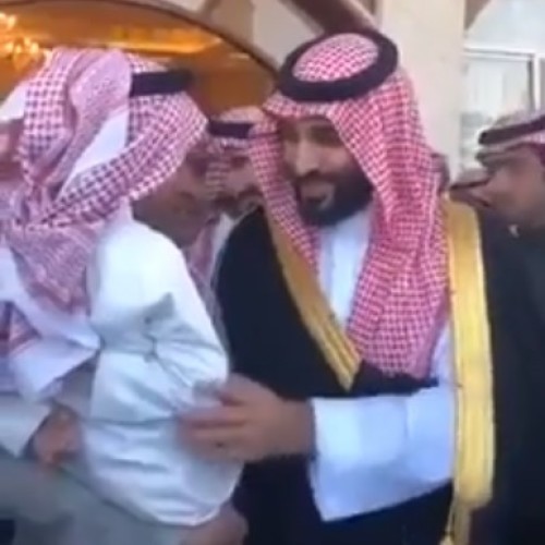 شاهد.. بماذا رد ولي العهد على طفل طلب منه مرسيدس؟