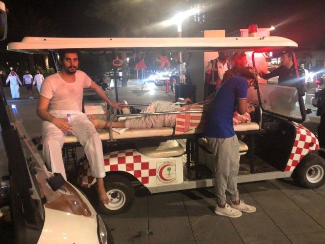 في موقف بطولي وإنساني نبيل.. مواطن يغامر بحياته لإنقاذ شاب من الموت غرقاً داخل بحر جدة