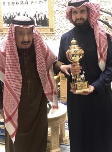 صورة للملك سلمان مع ابنه سعود بعد فوز فرسه بكأس الملك فهد لسباقات الخيل