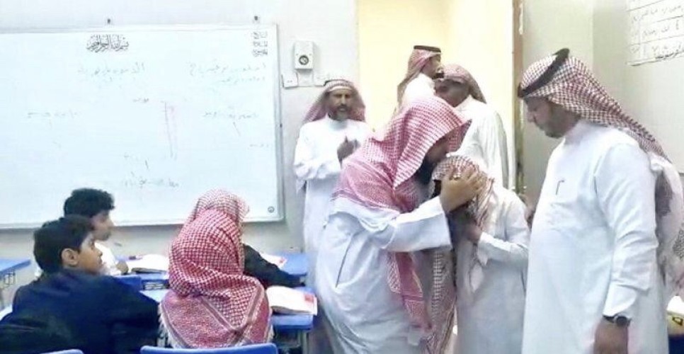 طالب يتيم بجازان يجهش بالبكاء أثناء درس عن “فضل الأم”لهذه الأسباب