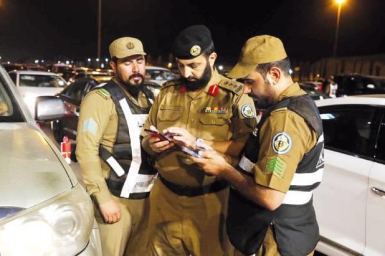 “أمن الطرق “يكشف حيلة مخالف آسيوي حاول عبور منفذ الشميسي بأسورة مزيفة