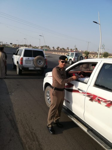 مدير وأفراد شعبة مرور الحائط يستقبلون الطلاب بالورود