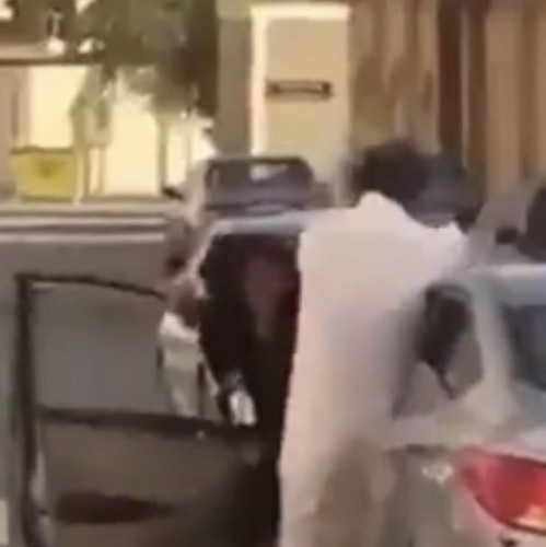 «العمل» توضح حقيقة مقطع تعنيف شخص لفتاة في الشارع