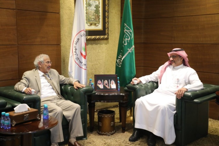 ” القاسم” يستقبل رئيس مجلس إدارة جمعية الهلال الأحمر الكويتي