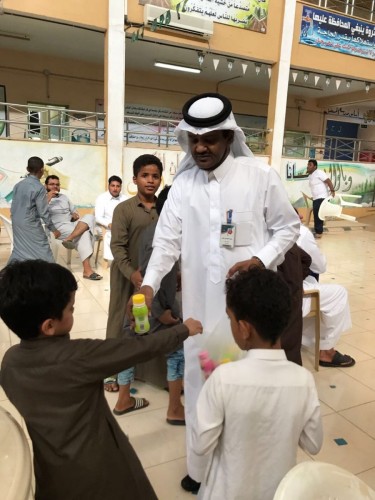 مدرسة أبوهريرة تحتفي بطلاب الأول الابتدائي بالورود والحلوى