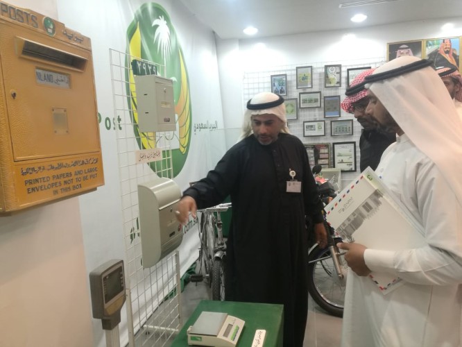 طلاب ثانوية الهفوف الليلية بالاحساء يسجلون اعجابهم بالبريد السعودي