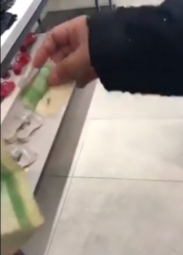 مكافأة “ريال” من مدير لبناني لعاملتين سعوديتين بشركة ملابس