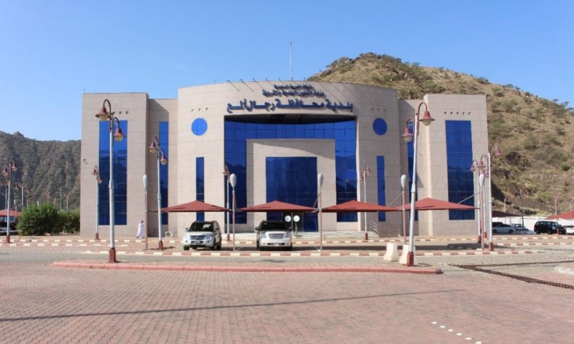 بلدية رجال ألمع تعلن عن بدء تأجير محلات سوق المواشي وسوق الخضار بسنومة .. تعرّف على الشروط والتفاصيل