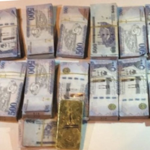 ملفوفة داخل قطعة قماش .. قرابة مليون ريال و سبيكة ذهبية تحيل مواطنًا للتحقيق !