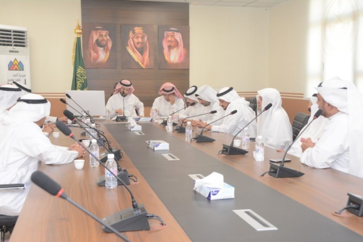 محافظ محايل المكلف يبحث مع رؤساء البلديات مسميات الأحياء والمواقع التاريخيه