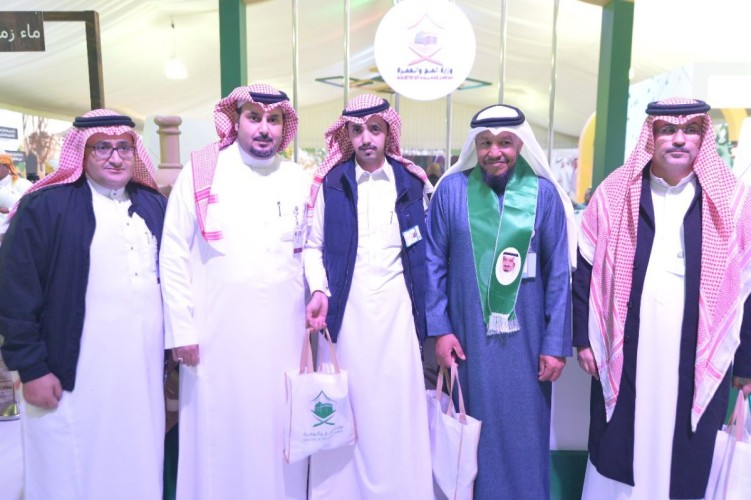 استقبلوا بماء زمزم المبخر والتمر والقهوة العربية وفود عربية وأجنبية تشيد بجناح وزارة الحج والعمرة بالجنادرية