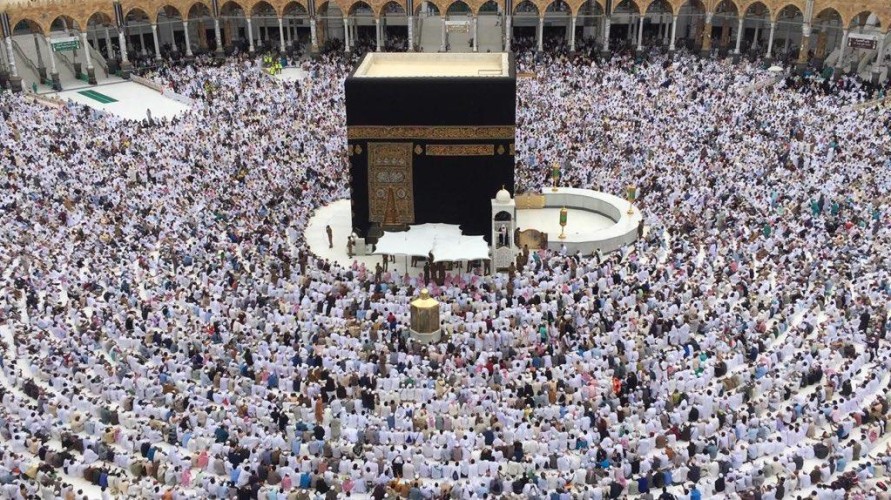 أمير مكة يوجه بإخلاء صحن المطاف وقصره على الطائفين فقط.. ومنع سفر الإفطار داخل الصحن