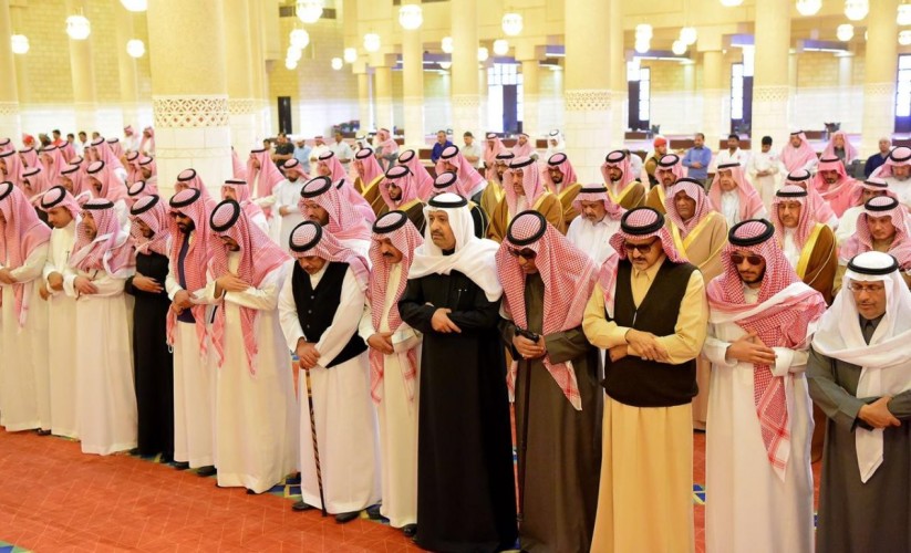 أمير منطقة الرياض يؤدي الصلاة على الأميرة جهير بنت سعود بن عبدالعزيز «رحمها الله»