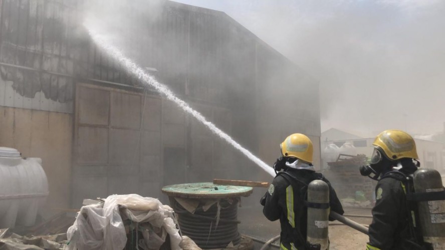 مدني بريدة يباشر احتراق مستودع بمشروع صحي