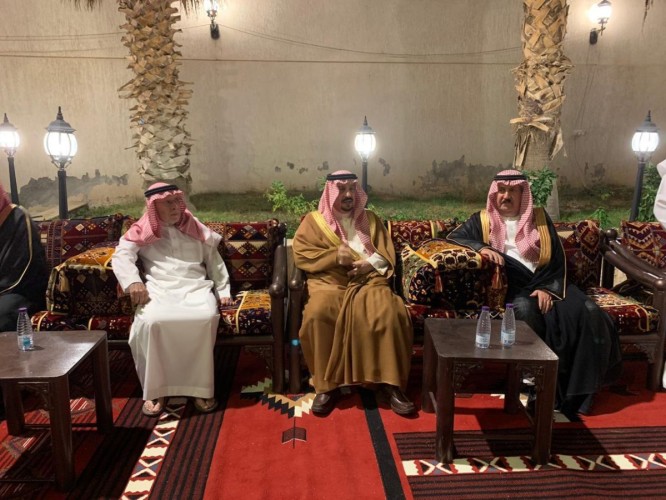 سمو أمير منطقة الرياض يقدم العزاء لأسرة السديري