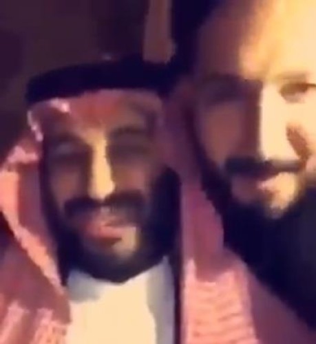 شاهد.. ولي العهد يستجيب لطلب شاب ويذهب إليه لالتقاط “سيلفي” معه