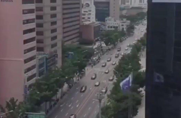 فيديو.. لحظة مرور موكب ولي العهد في العاصمة الكورية سيئول