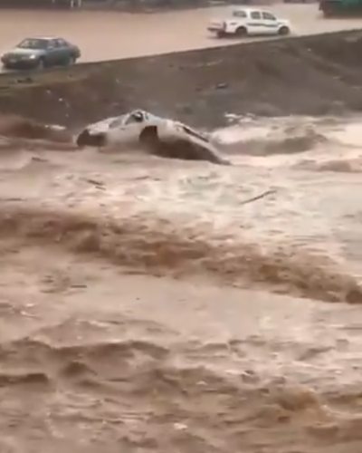 شاهد.. سيول جارفة تجرف مواطناً مع سيارته.. وأمير المدينة ونائبه يطمئنان عليه