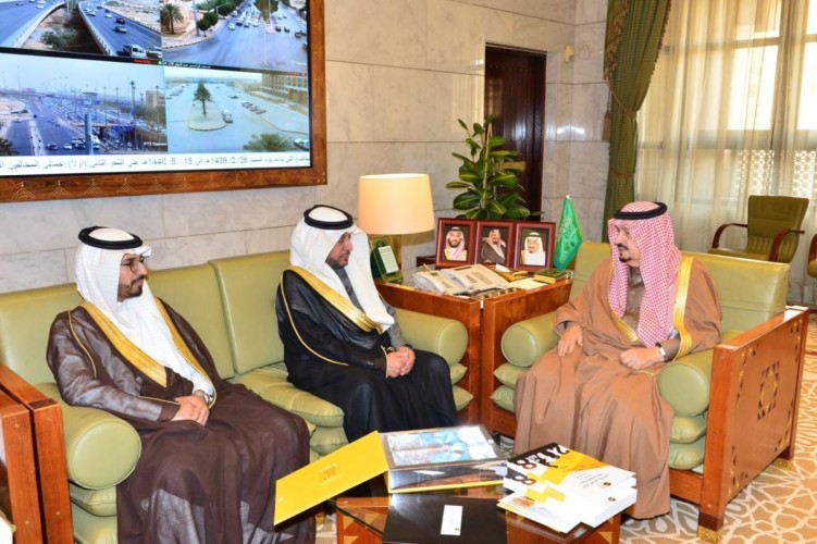 أمير منطقة الرياض يستقبل رئيس مركز أسبار للدراسات والبحوث والإعلام