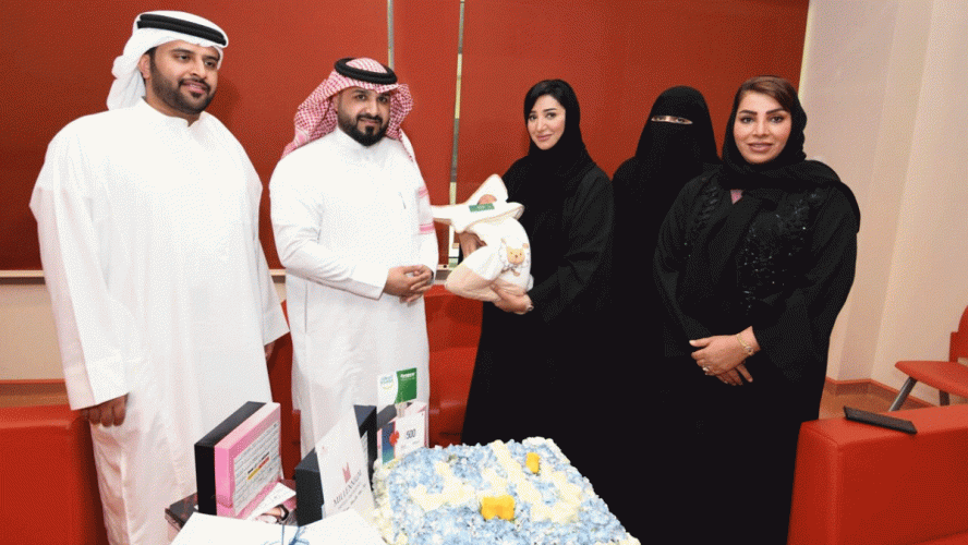 اختار له والده اسم “زايد”.. شرطة دبي تمنح مولوداًً سعودياًً بطاقة “إسعاد” (فيديو وصور)