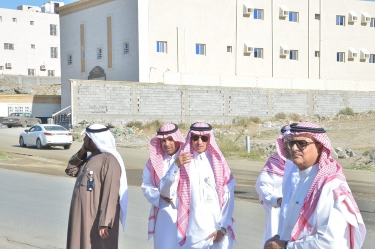 أمين الطائف يقف على سير أعمال تخليص حي الوسام من المياه السطحية وتعزيز جهود الصحة العامة والصيانة